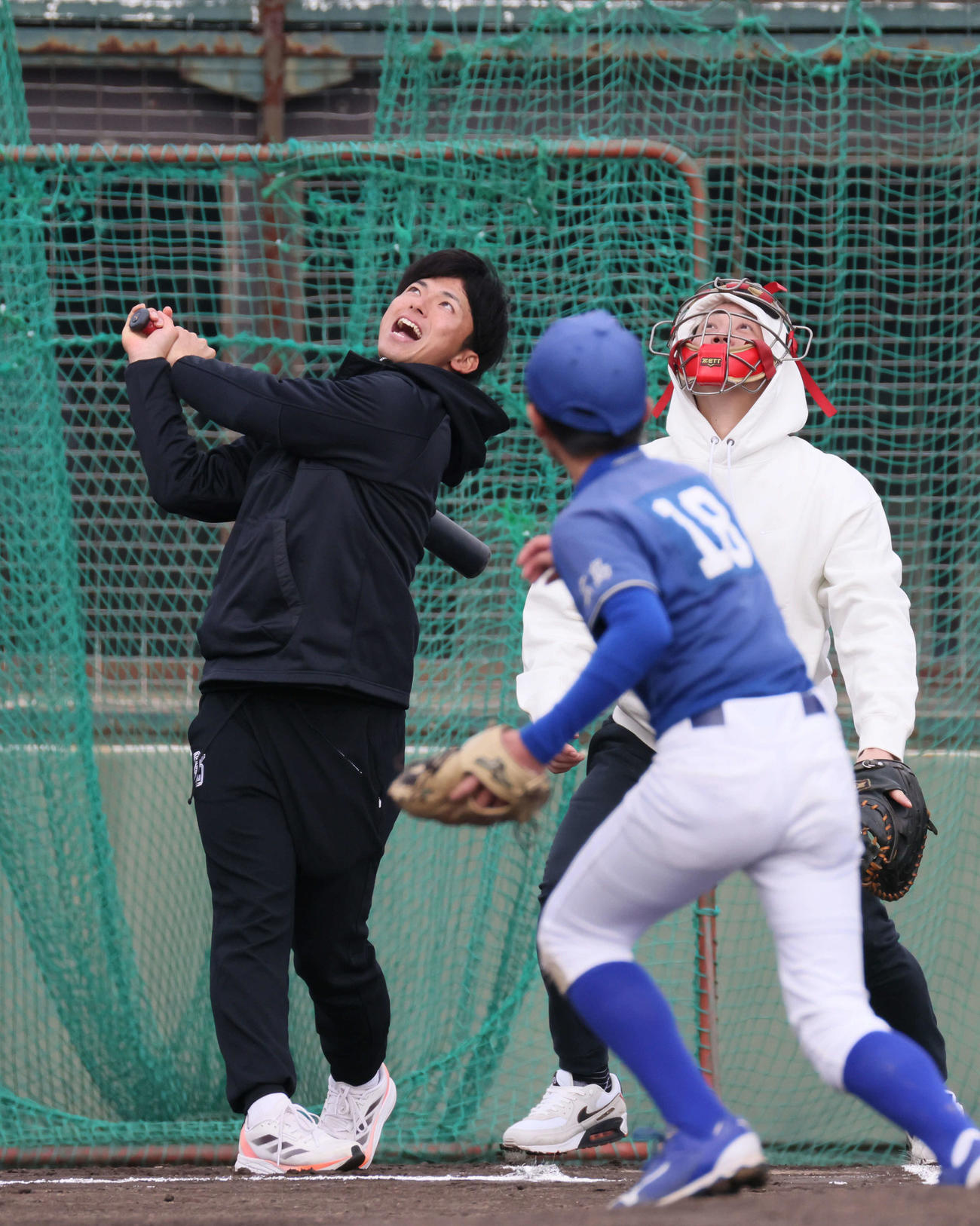 広陵高OB会野球教室で小学生投手と対決する楽天ドラフト1位の宗山塁。捕手は巨人小林（撮影・加藤孝規）