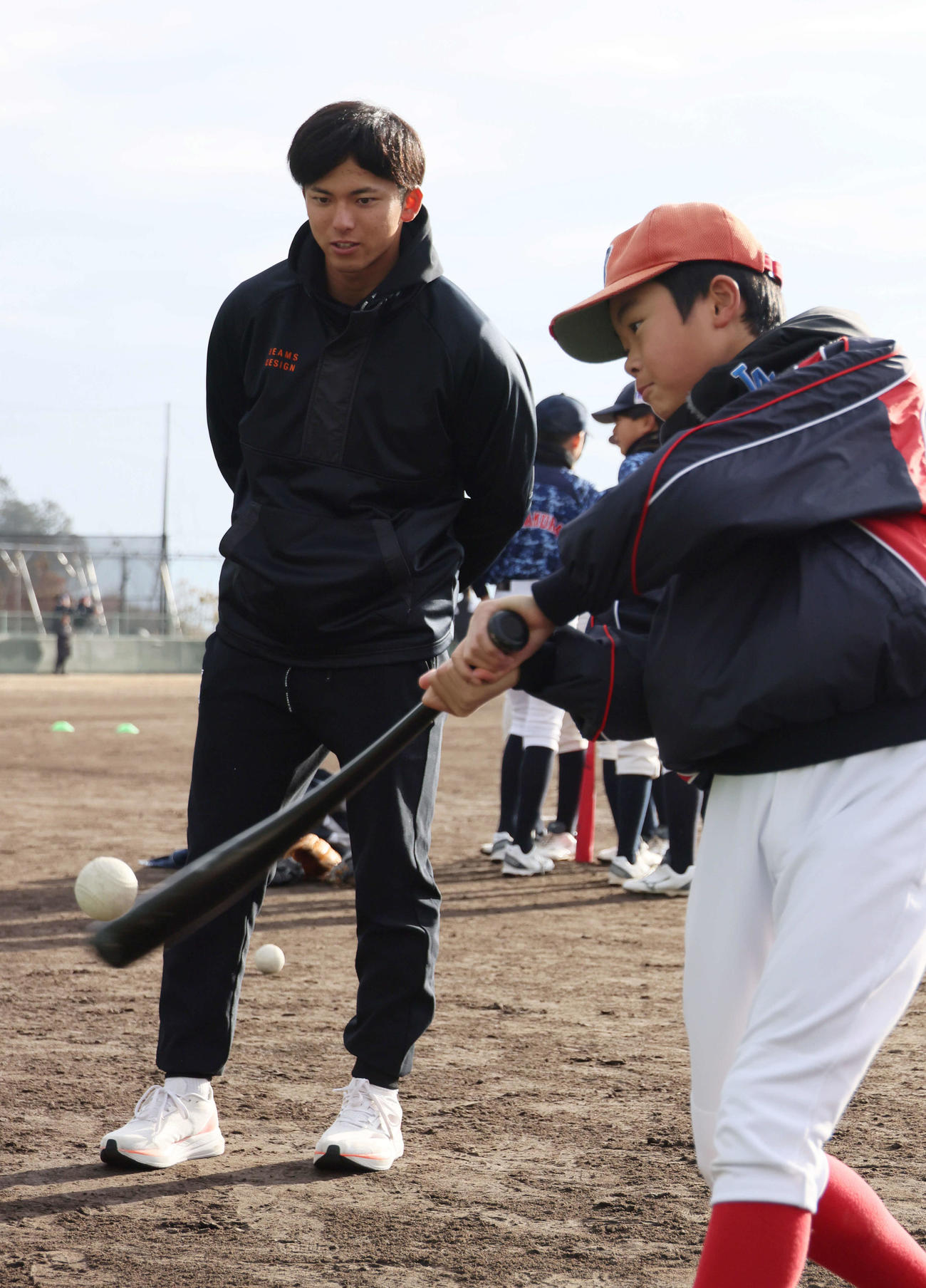 広陵高OB会野球教室で、小学生の打撃練習を見守る楽天ドラフト1位の宗山（撮影・加藤孝規）