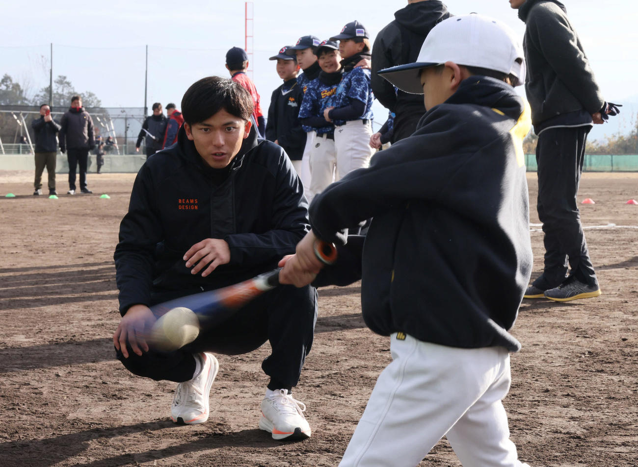広陵高OB会野球教室で、小学生の打撃練習を見守る楽天ドラフト1位の宗山（撮影・加藤孝規）
