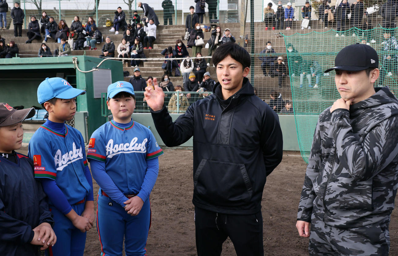 広陵高OB会野球教室で、打撃について話す楽天ドラフト1位の宗山。右はDeNA佐野（撮影・加藤孝規）