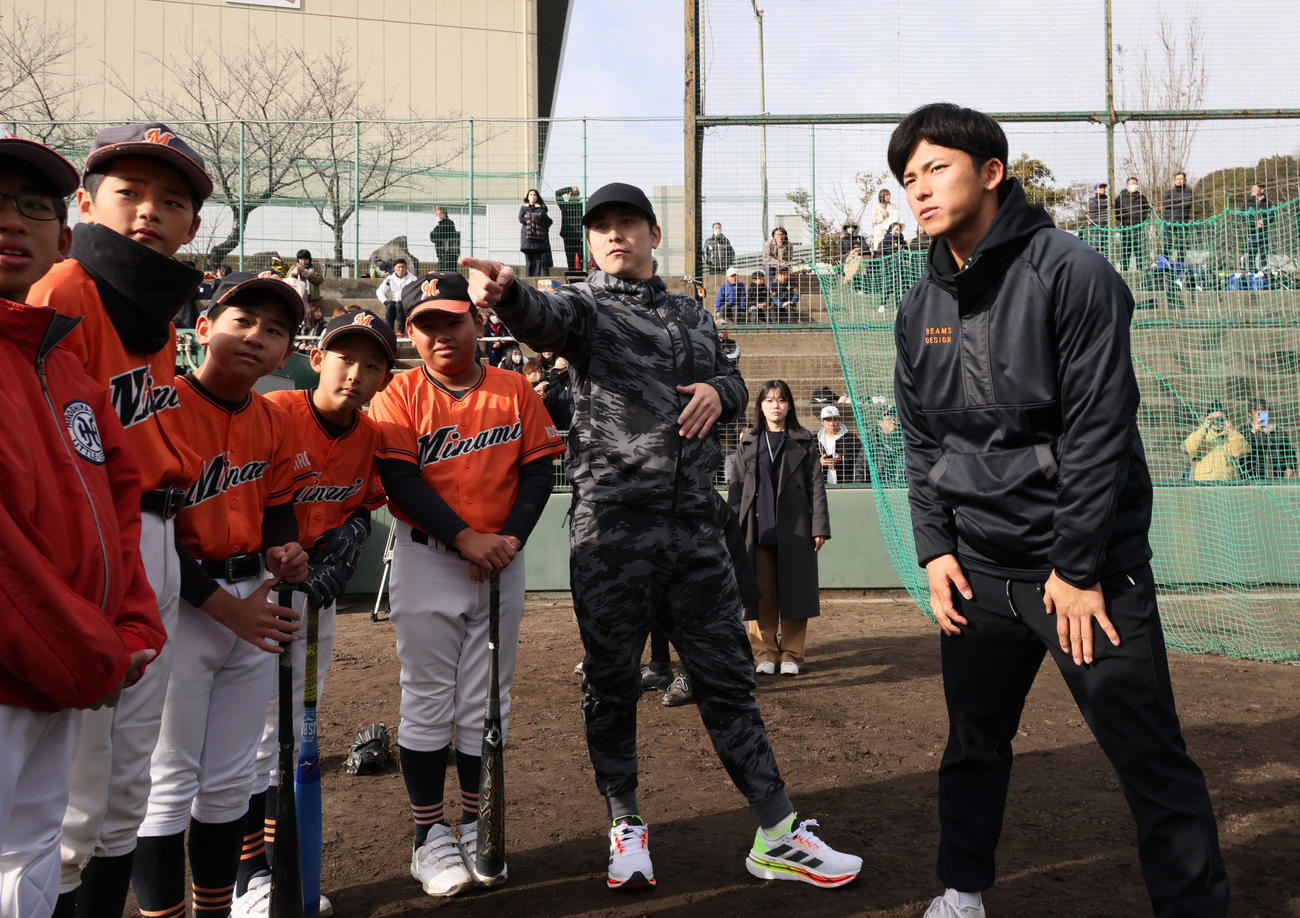 広陵高OB会野球教室で、打撃について話す楽天ドラフト1位の宗山（右）。中央はDeNA佐野（撮影・加藤孝規）
