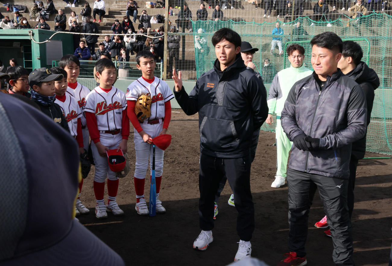 広陵高OB会野球教室で、打撃について話す楽天ドラフト1位の宗山。右は西武ドラフト2位の渡部（撮影・加藤孝規）