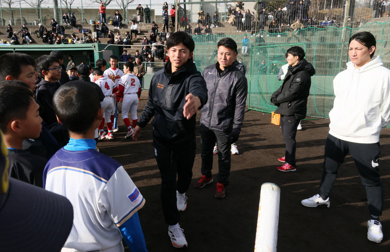広陵高OB会野球教室で、楽天ドラフト1位の宗山。右隣は西武ドラフト2位の渡部。右は巨人小林（撮影・加藤孝規）