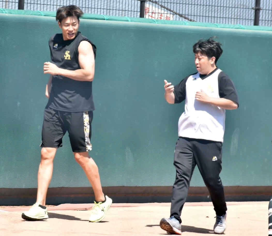 8月のリハビリ中にジョギングを行うソフトバンク柳田（左）と有馬トレーナー（撮影・只松憲）
