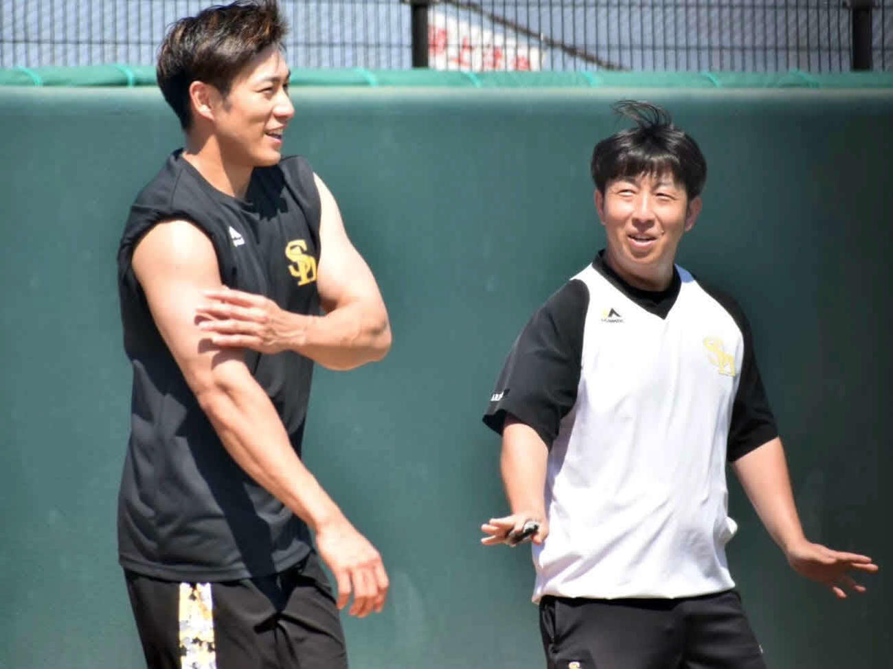 8月のリハビリ中に笑顔を見せる柳田（左）と有馬トレーナー（撮影・只松憲）