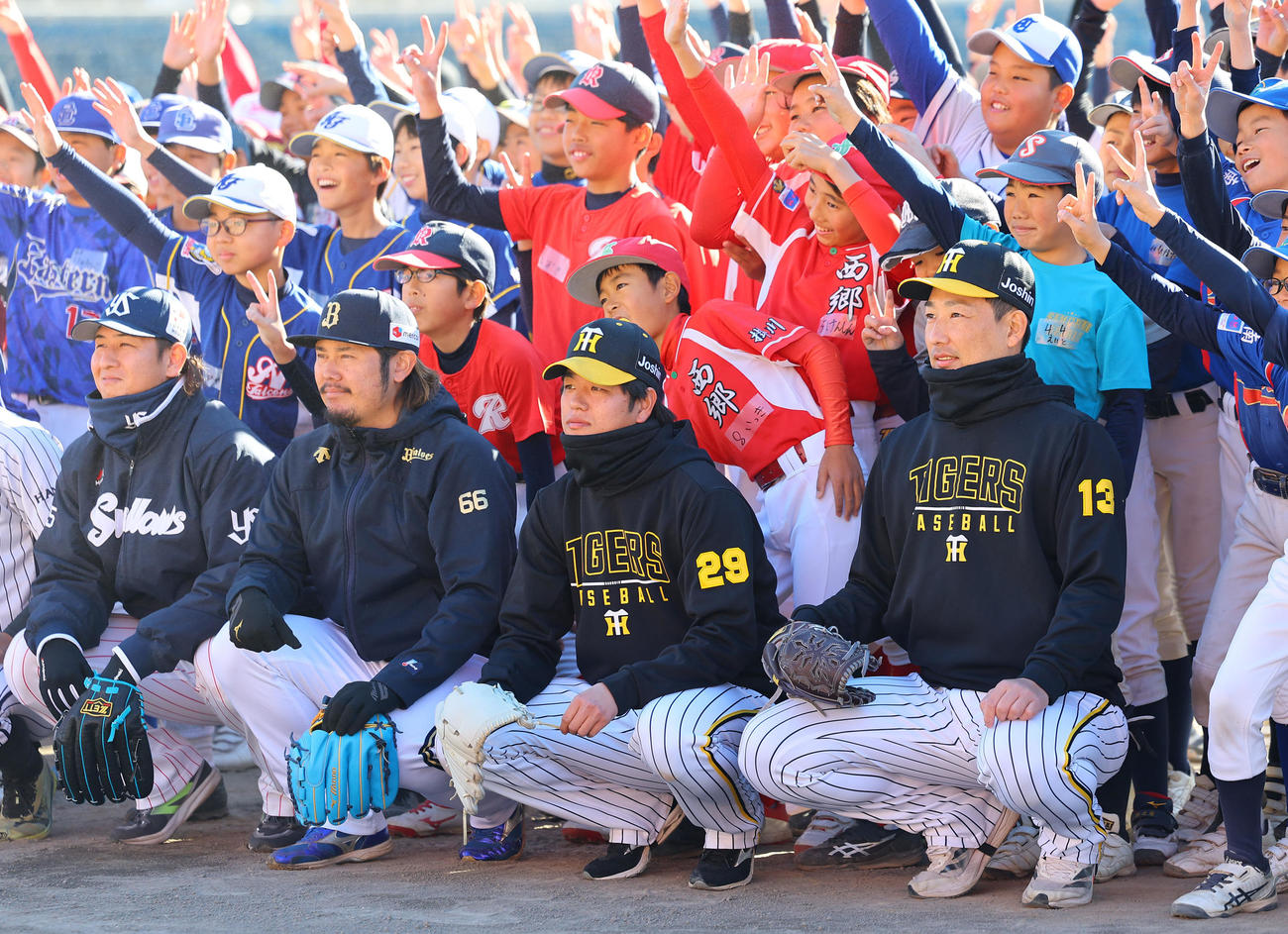 静岡県人会野球教室で記念写真に納まる右から阪神岩崎、高橋、オリックス鈴木、ヤクルト小沢（撮影・藤尾明華）