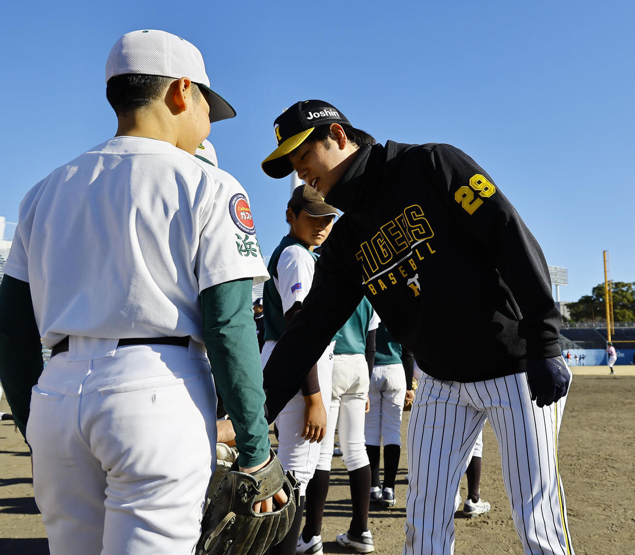 静岡県人会野球教室で子どもたちを指導する阪神高橋（撮影・藤尾明華）