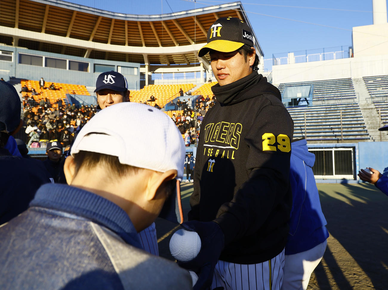 静岡県人会野球教室で子どもたちにボールをプレゼントする阪神高橋（撮影・藤尾明華）
