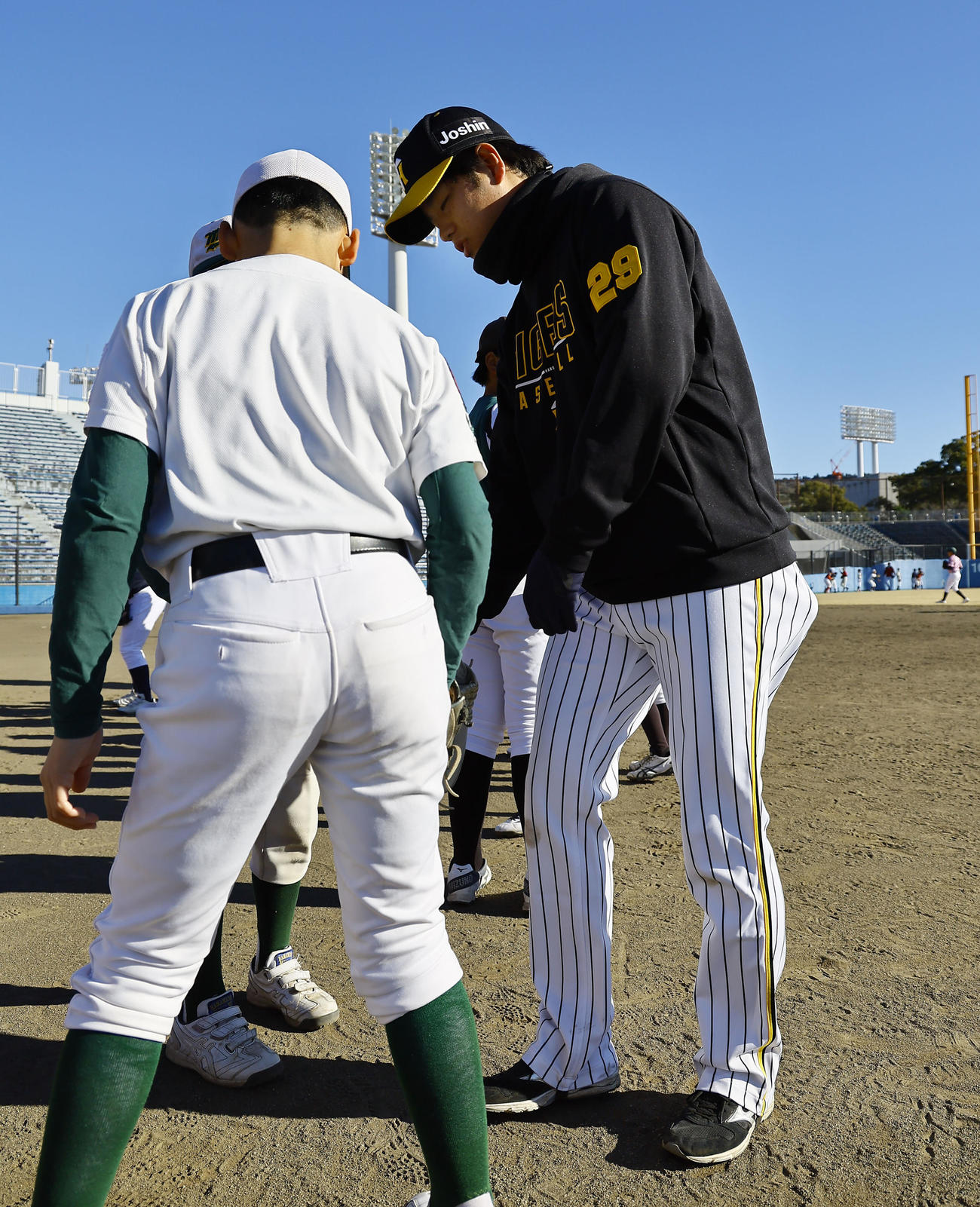静岡県人会野球教室で子どもたちを指導する阪神高橋（撮影・藤尾明華）
