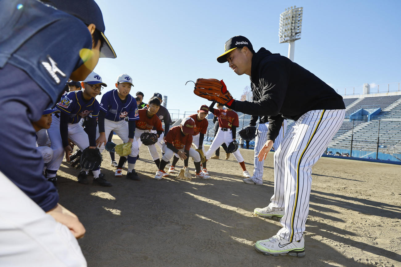 静岡県人会野球教室で子どもたちに指導する阪神佐野（撮影・藤尾明華）