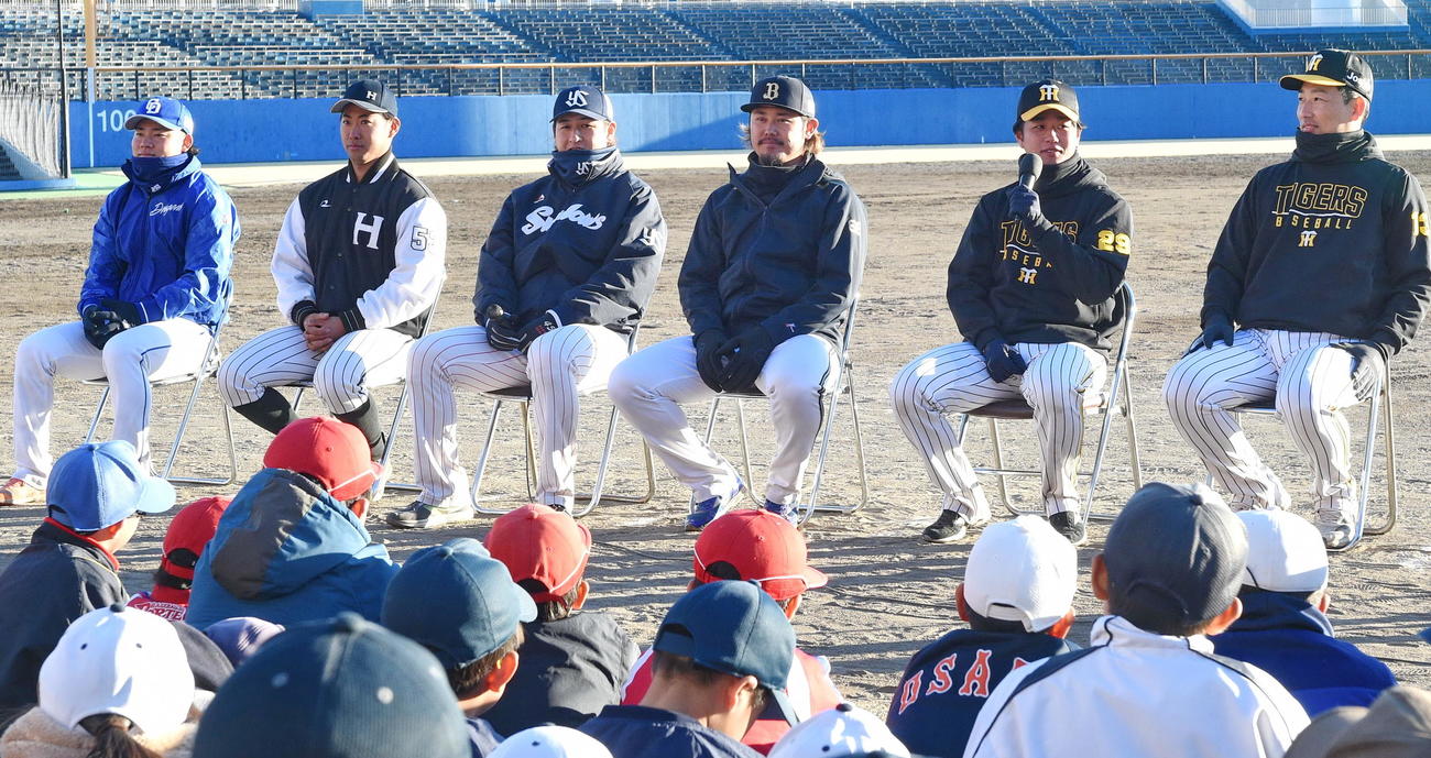 トークショー2組目に参加した、左から中日村松、くふうハヤテ池谷蒼大、ヤクルト小澤怜史、オリックス鈴木博志、阪神高橋遥人、阪神岩崎