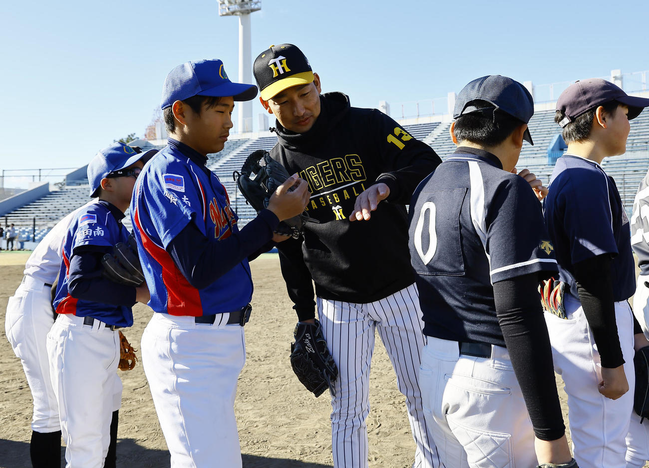 静岡県人会野球教室で子どもたちと言葉を交わす阪神岩崎（中央）（撮影・藤尾明華）