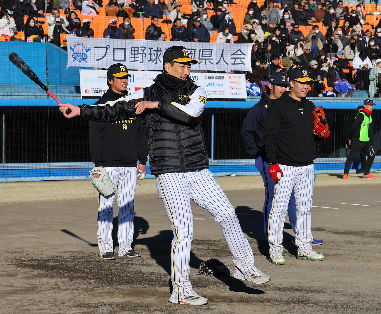 静岡県人会野球教室でノックを打つ阪神岩崎（中央）。左は高橋、右は佐野（撮影・藤尾明華）