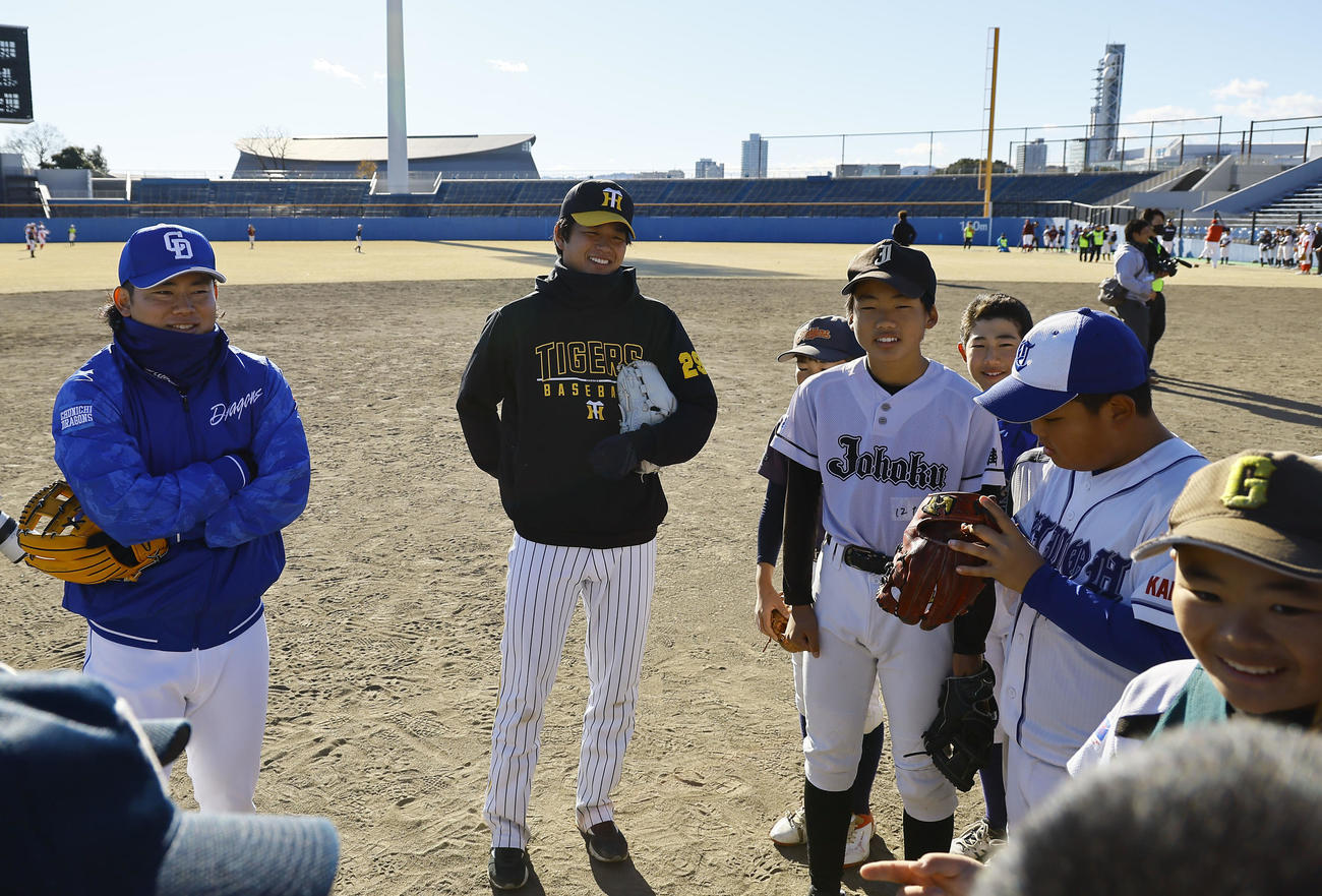静岡県人会野球教室で子どもたちと言葉を交わす中日村松（左）と阪神高橋（撮影・藤尾明華）