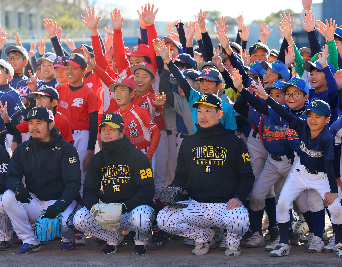 静岡県人会野球教室で記念写真に納まる右から阪神岩崎、高橋、オリックス鈴木（撮影・藤尾明華）