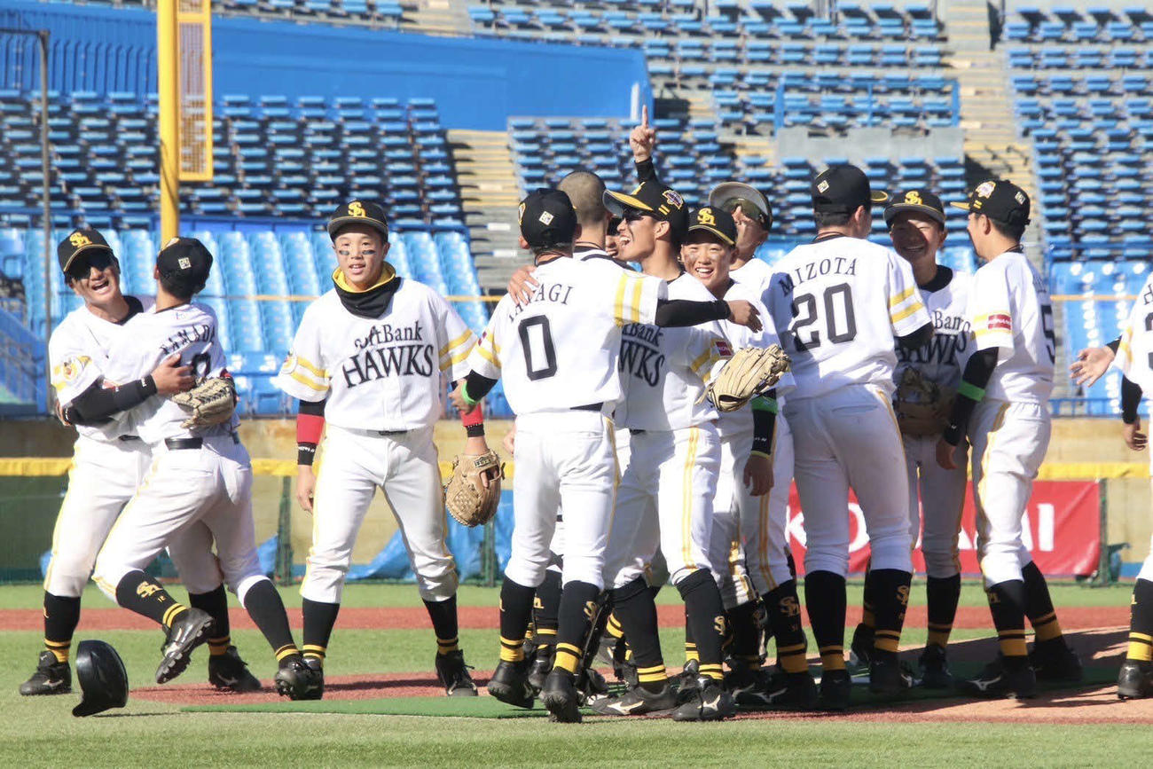 NPB12球団ジュニアトーナメントで優勝し喜ぶソフトバンクナイン（球団提供）