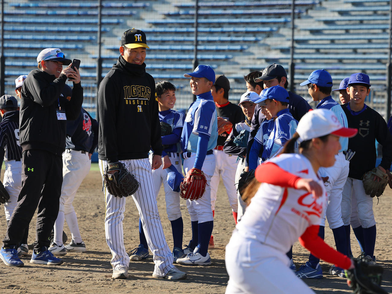 静岡県人会野球教室で子どもたちと言葉を交わす阪神岩崎（撮影・藤尾明華）