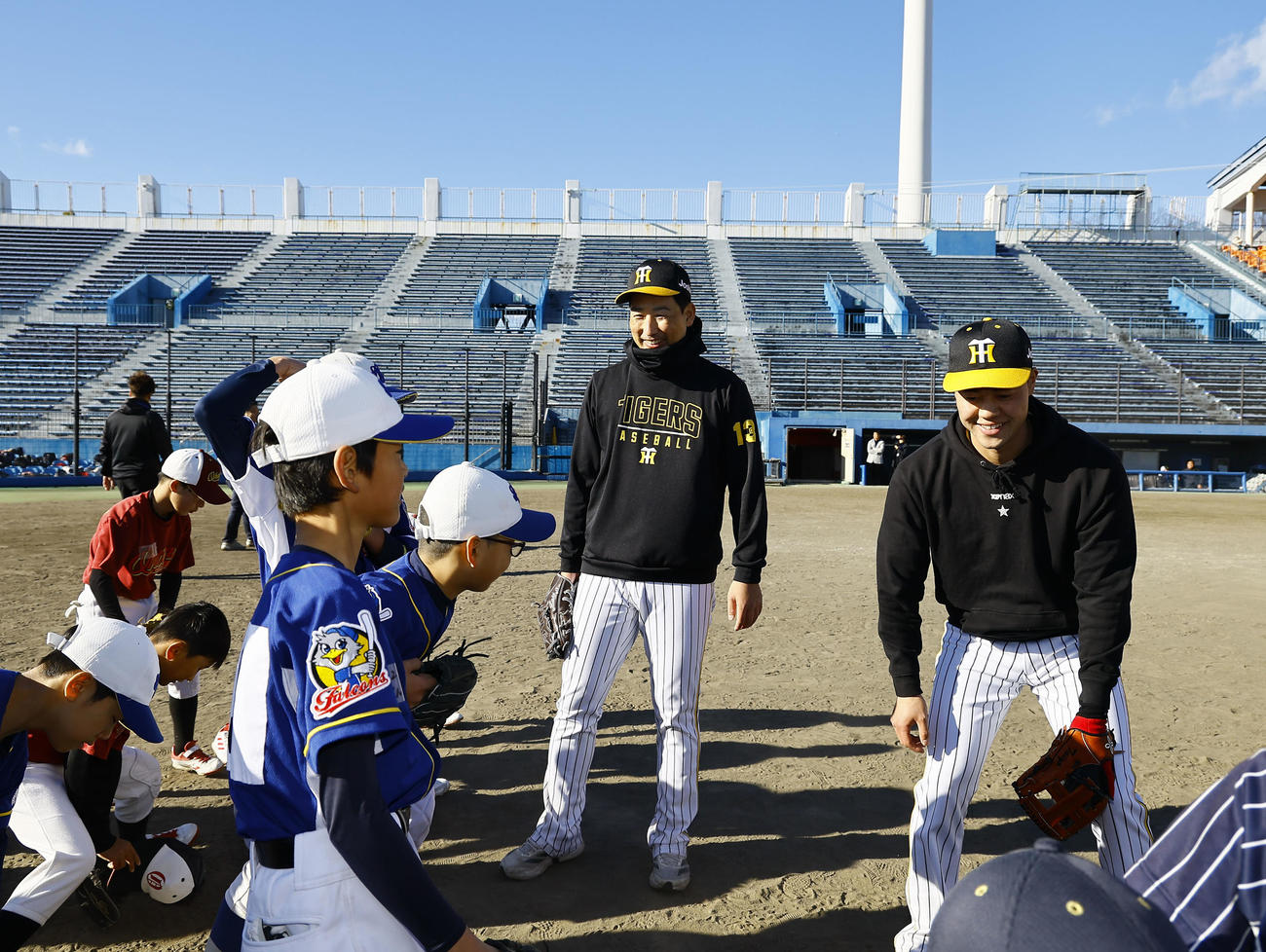 静岡県人会野球教室で子どもたちに指導する阪神佐野（右）と岩崎（撮影・藤尾明華）