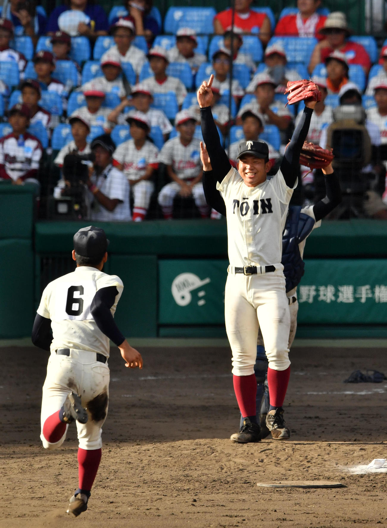 18年夏の甲子園を制し、マウンドでバンザイの大阪桐蔭・柿木蓮