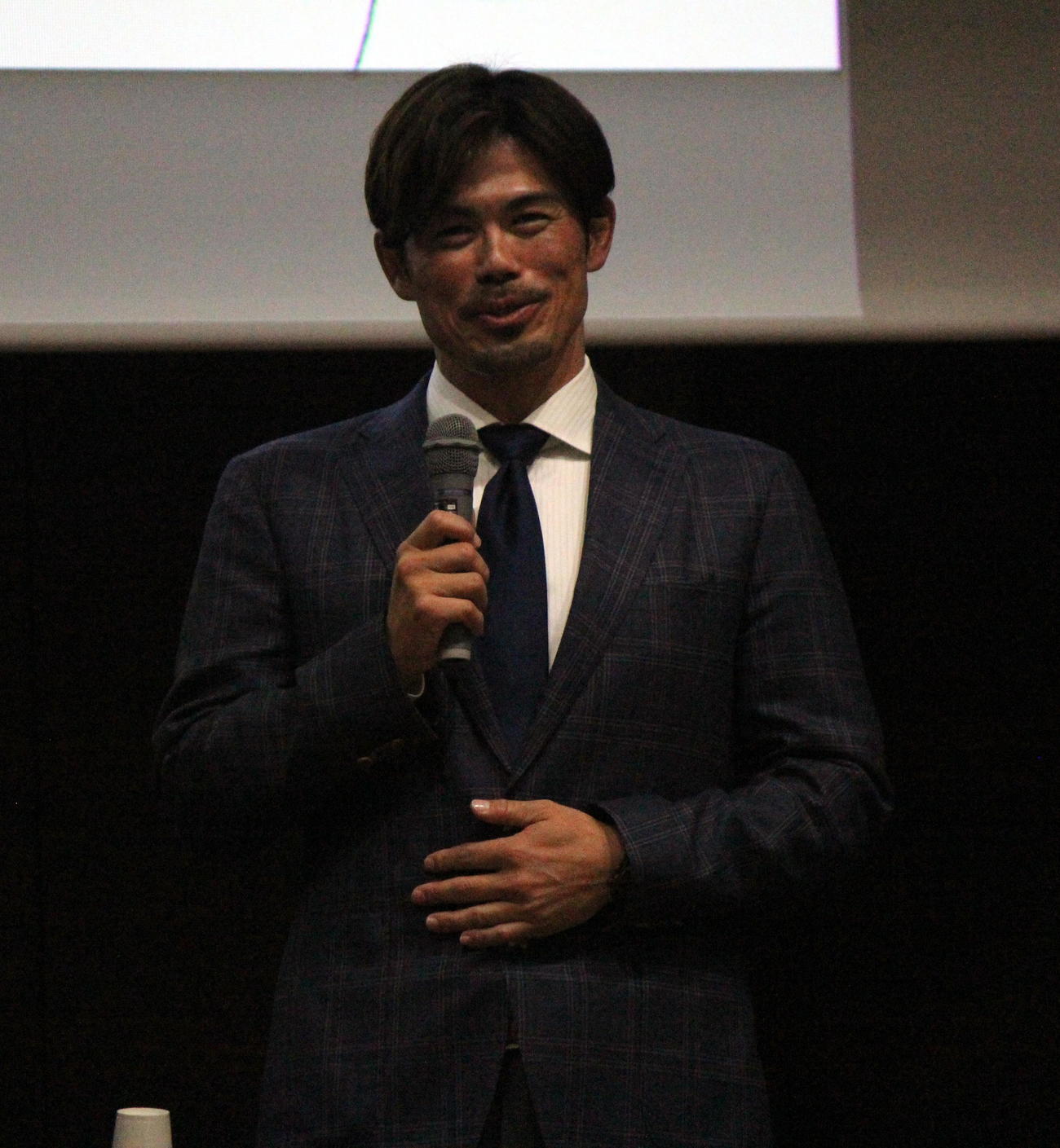 12日、いわき市医療センターでトークショーを行った楽天前監督の今江氏