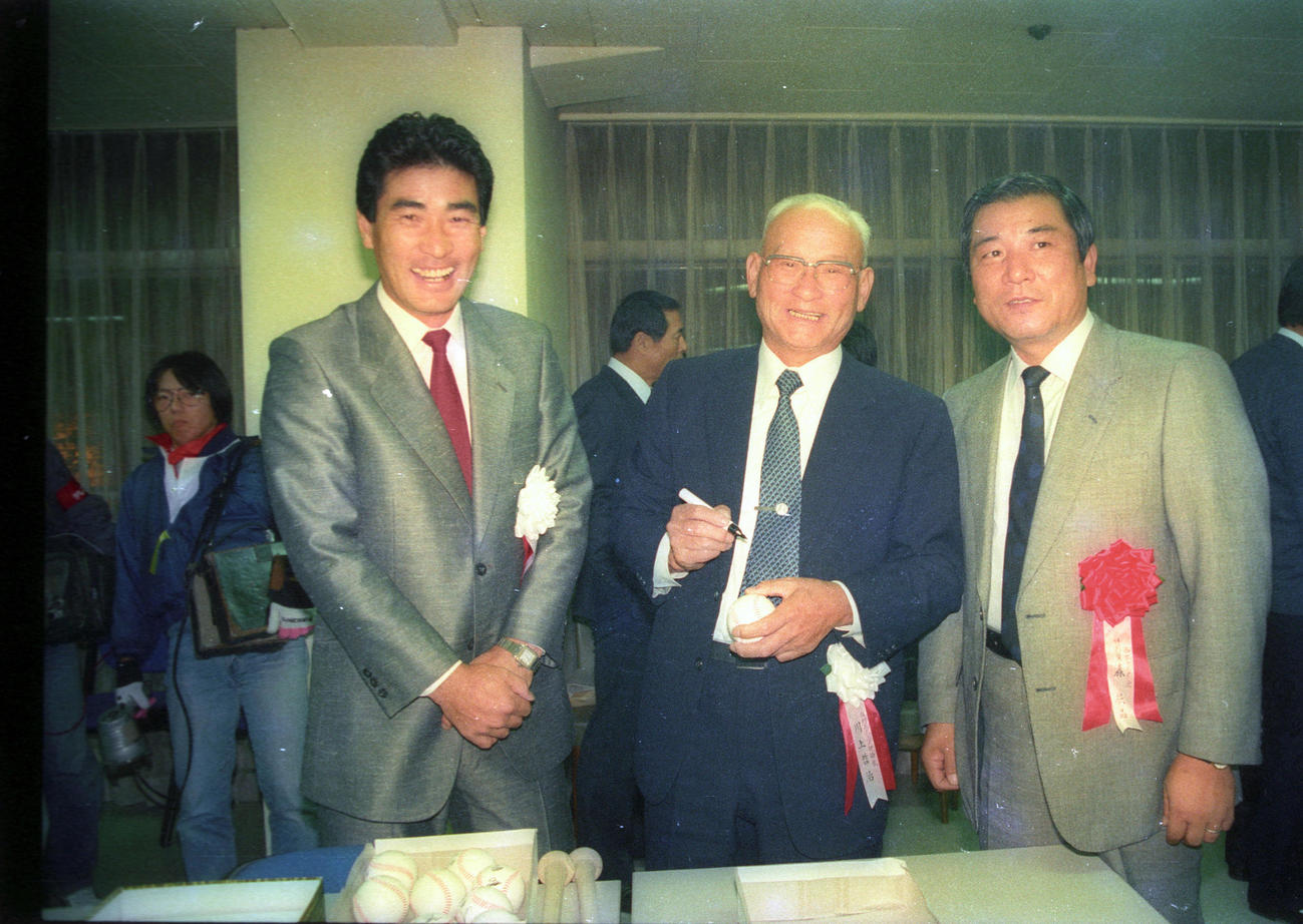 87年11月、日刊スポーツ年間三賞の表彰式で山本浩二氏と笑顔の川上哲治氏（中央）。「来年はみっちり監督学を勉強せねばね」と厳しいアドバイスも。右は西武森監督。