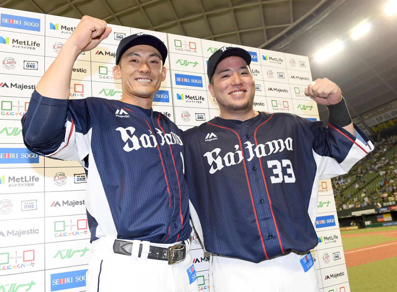 19年8月、ともにお立ち台に上がった西武山川（右）と栗山