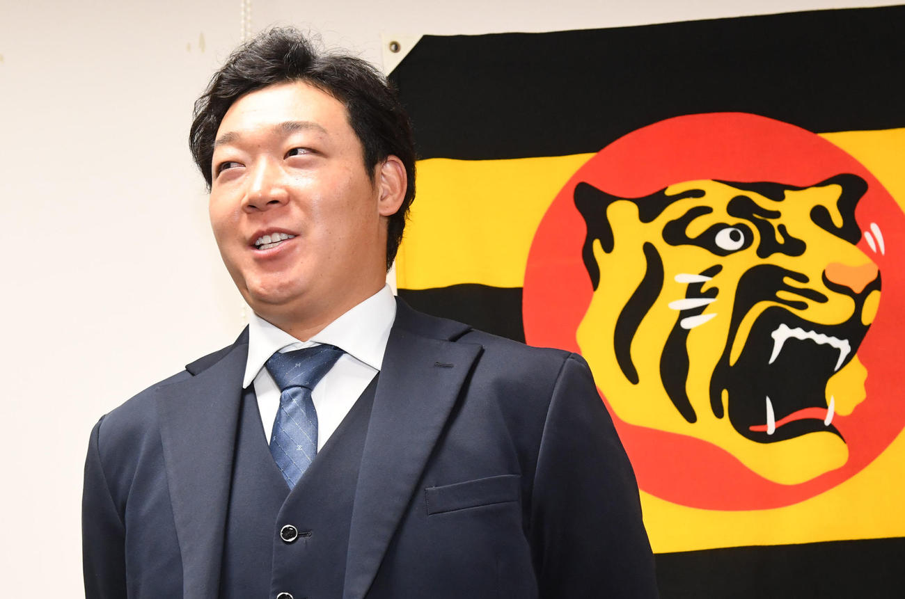 11月29日、笑顔で阪神残留会見を行う大山悠輔