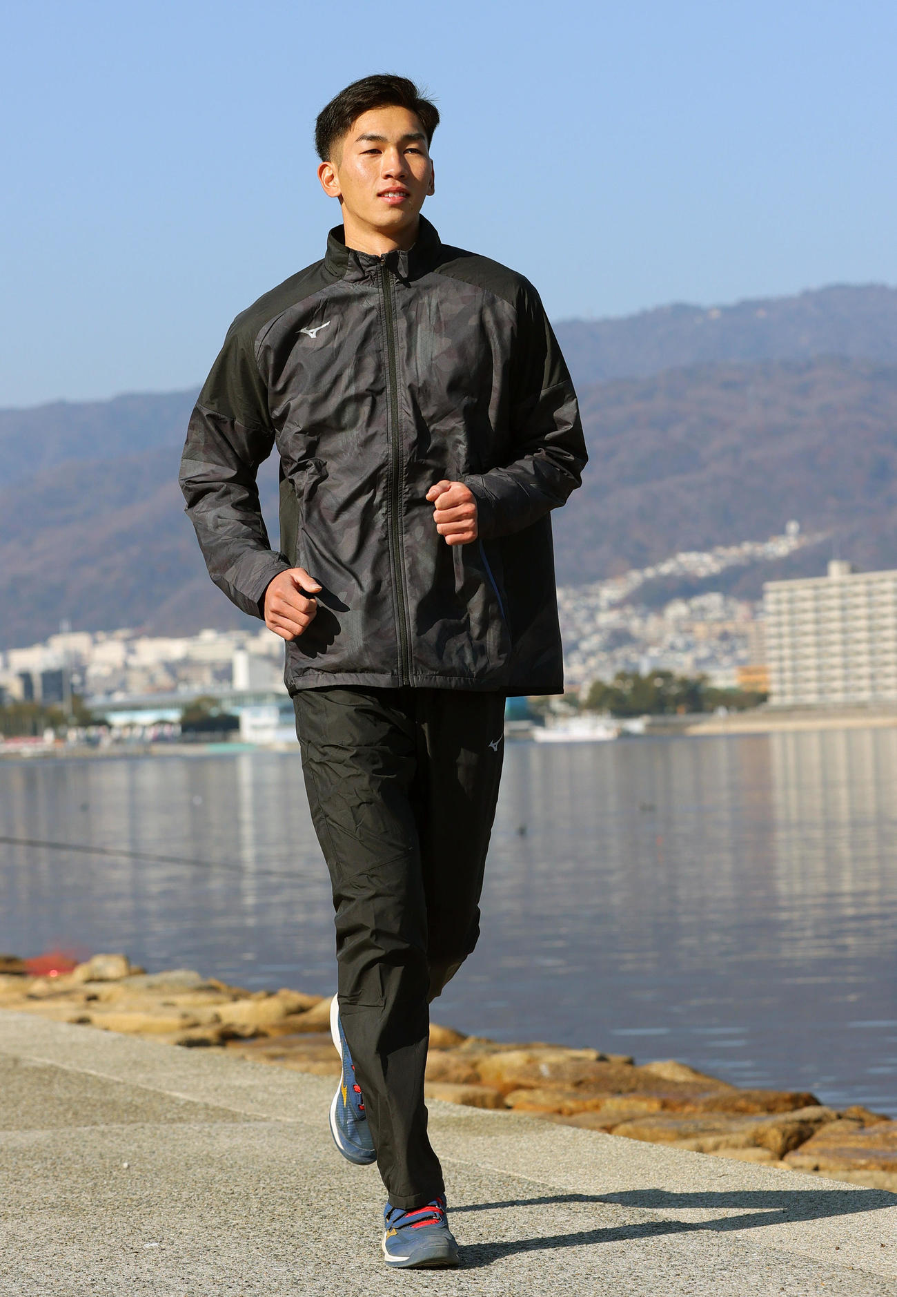 自主トレを公開した阪神ドラフト2位の今朝丸は河川敷をランニングする（撮影・上山淳一）