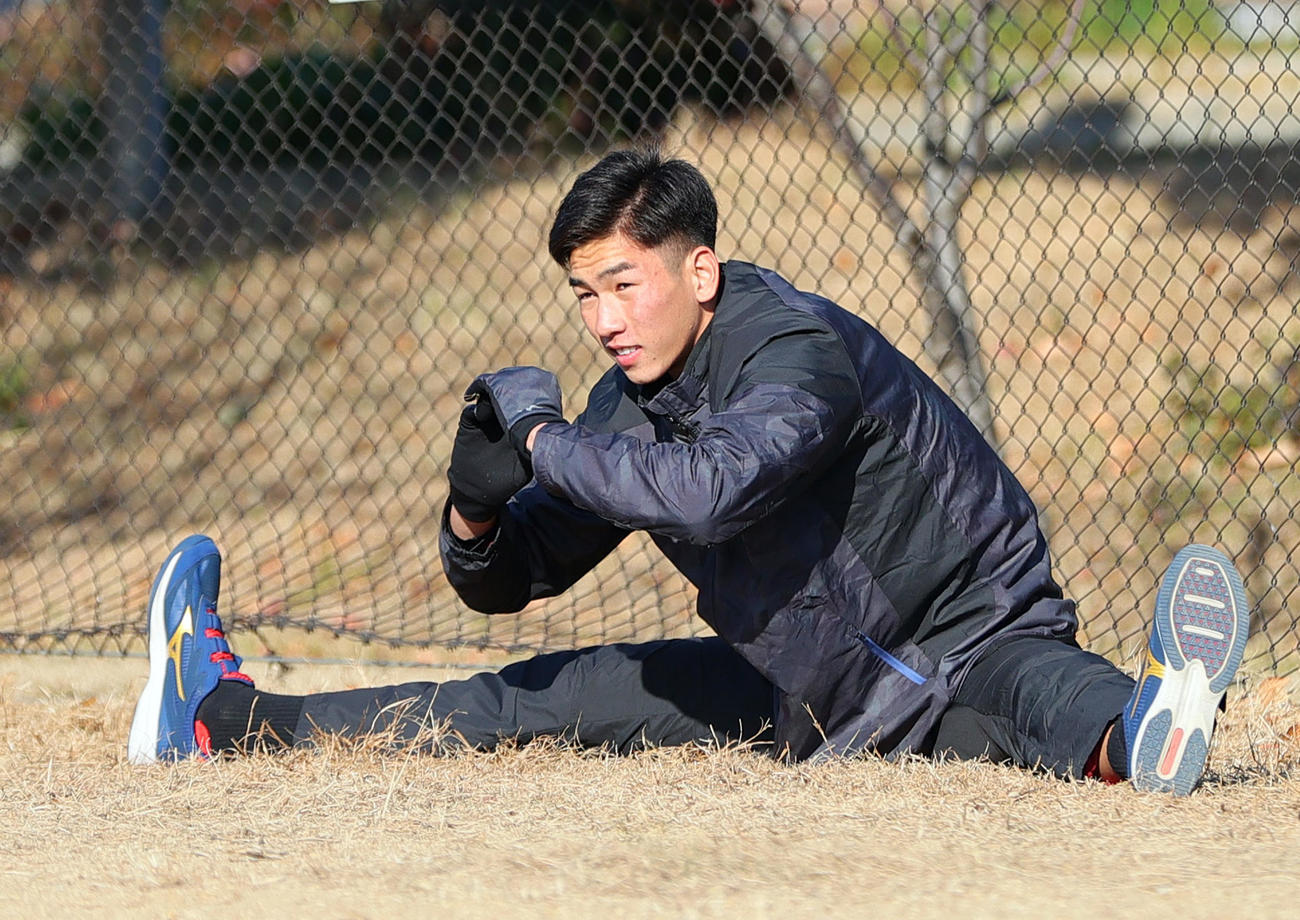 阪神ドラフト2位の今朝丸は自主トレを公開し、ウオーミングアップする（撮影・上山淳一）
