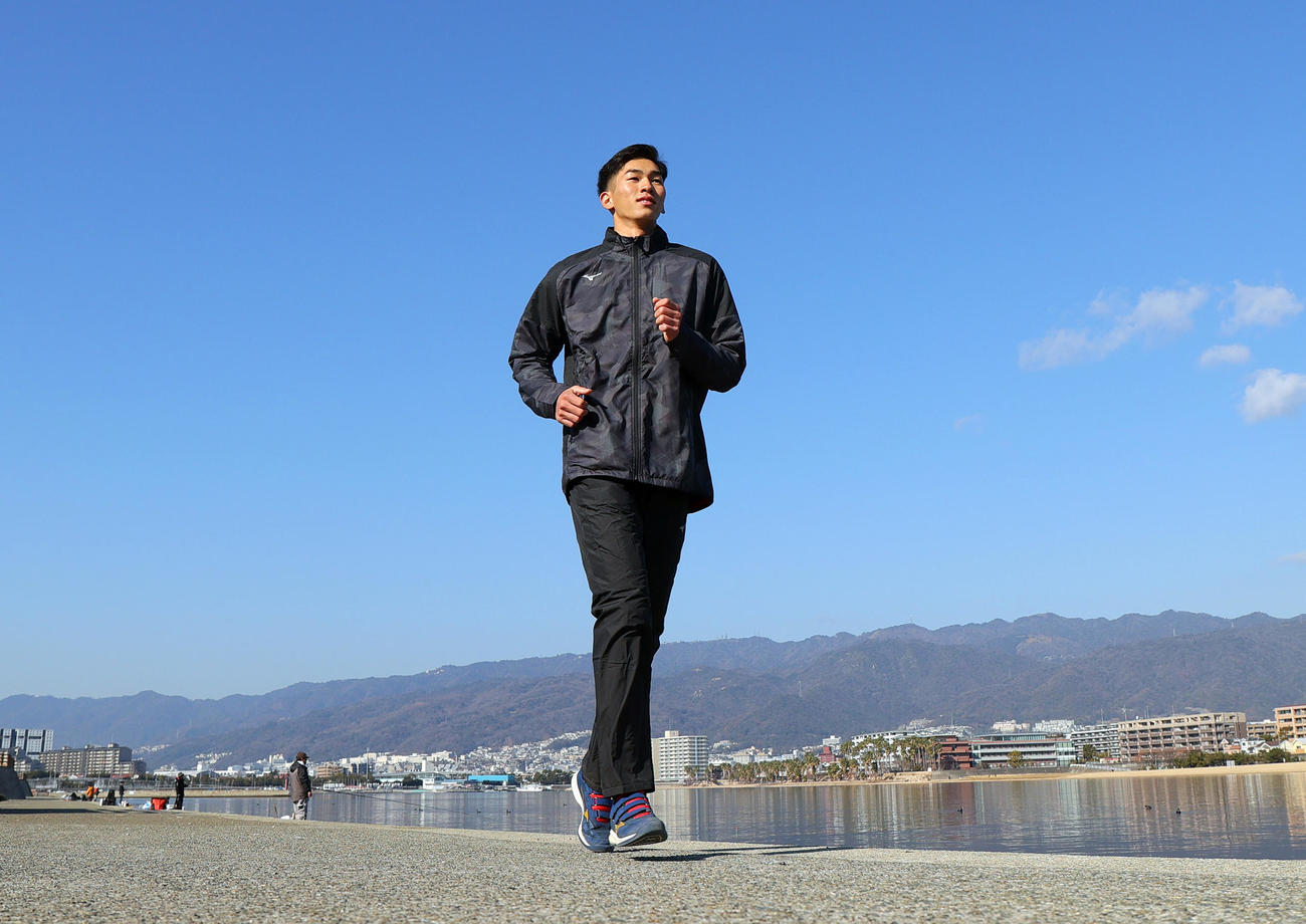 自主トレを公開した阪神ドラフト2位の今朝丸は河川敷をランニングする（撮影・上山淳一）