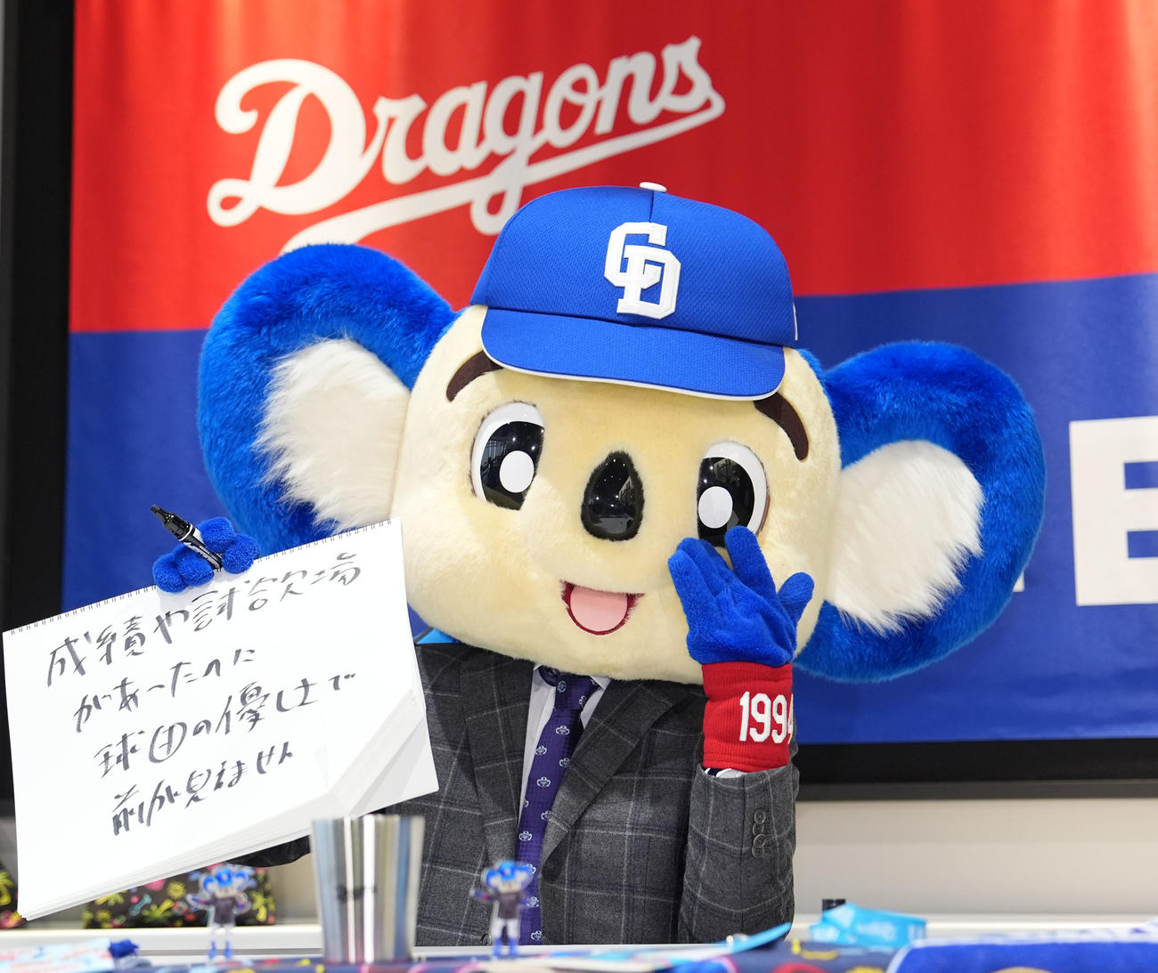 会見の席で目元を押さえながら筆談するドアラ（撮影・森本幸一）