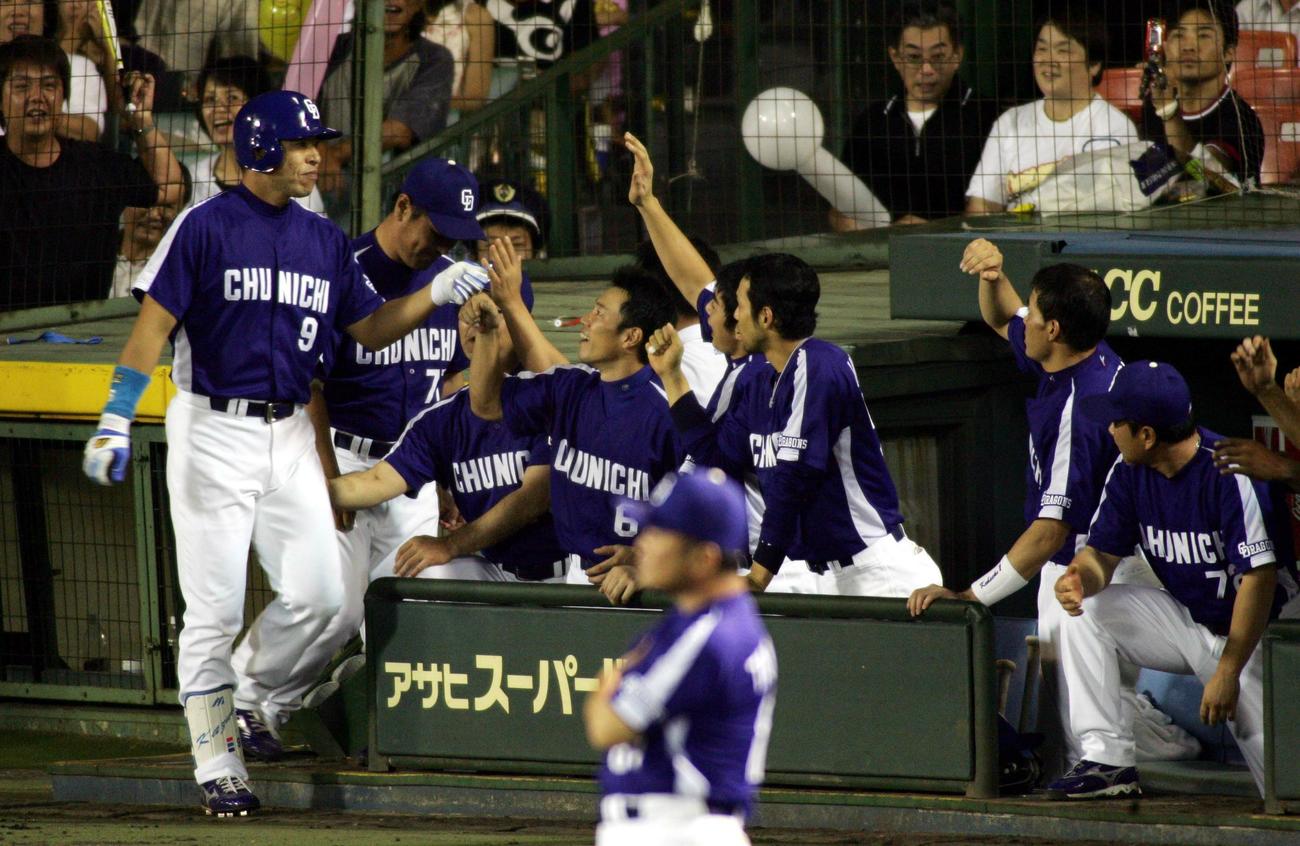 阪神対中日15回戦　9回表2死、井上一樹は中越えに同点ソロ本塁打を放ちナインの出迎えを受ける（2006年8月30日撮影）
