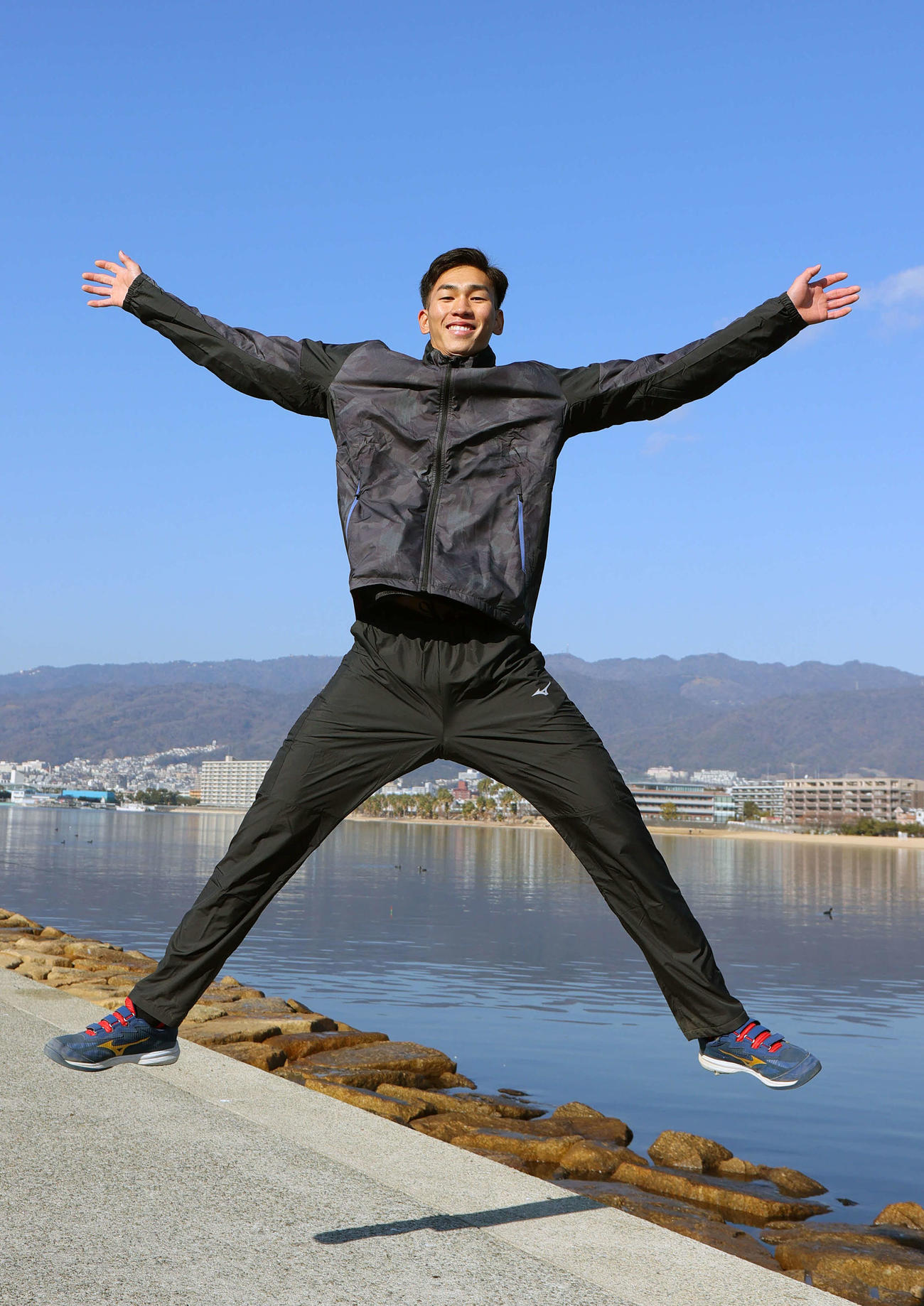 阪神ドラフト2位の今朝丸は地元兵庫で飛躍を誓う大ジャンプを見せる（撮影・上山淳一）