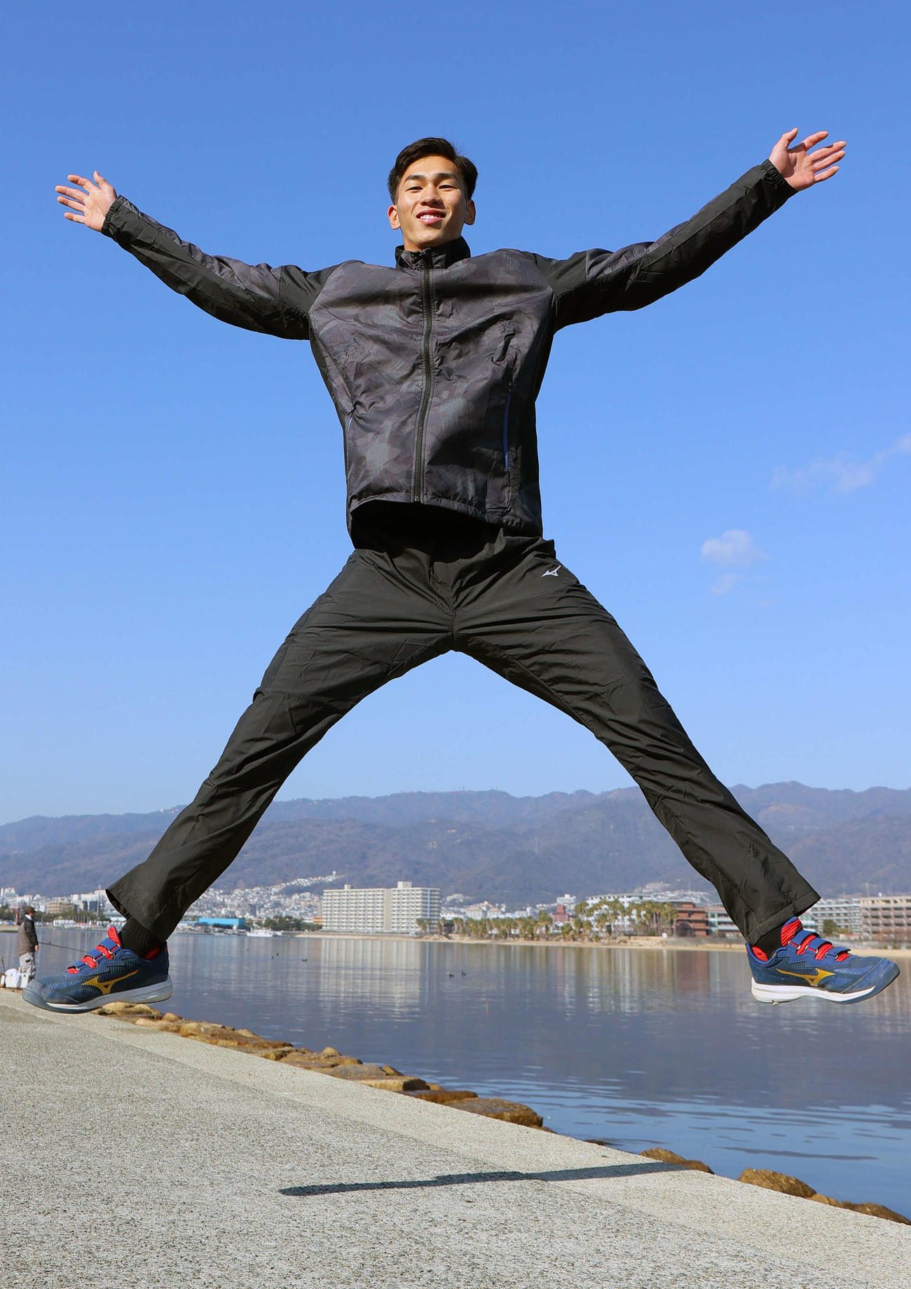 阪神ドラフト2位の今朝丸は地元兵庫で飛躍を誓う大ジャンプを見せる（撮影・上山淳一）