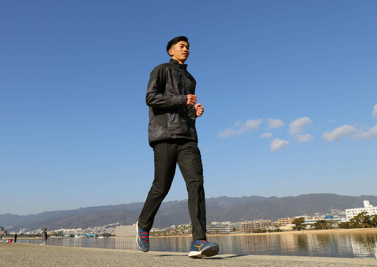 自主トレを公開した阪神今朝丸はランニングする（撮影・上山淳一）