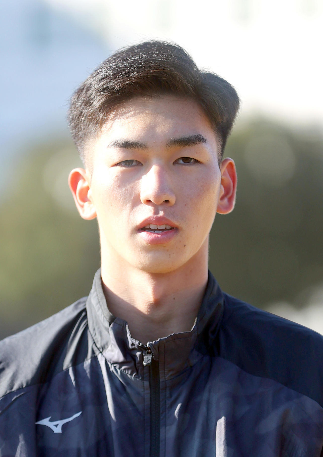 自主トレを公開した阪神ドラフト2位の今朝丸は報道陣の取材に応じる（撮影・上山淳一）