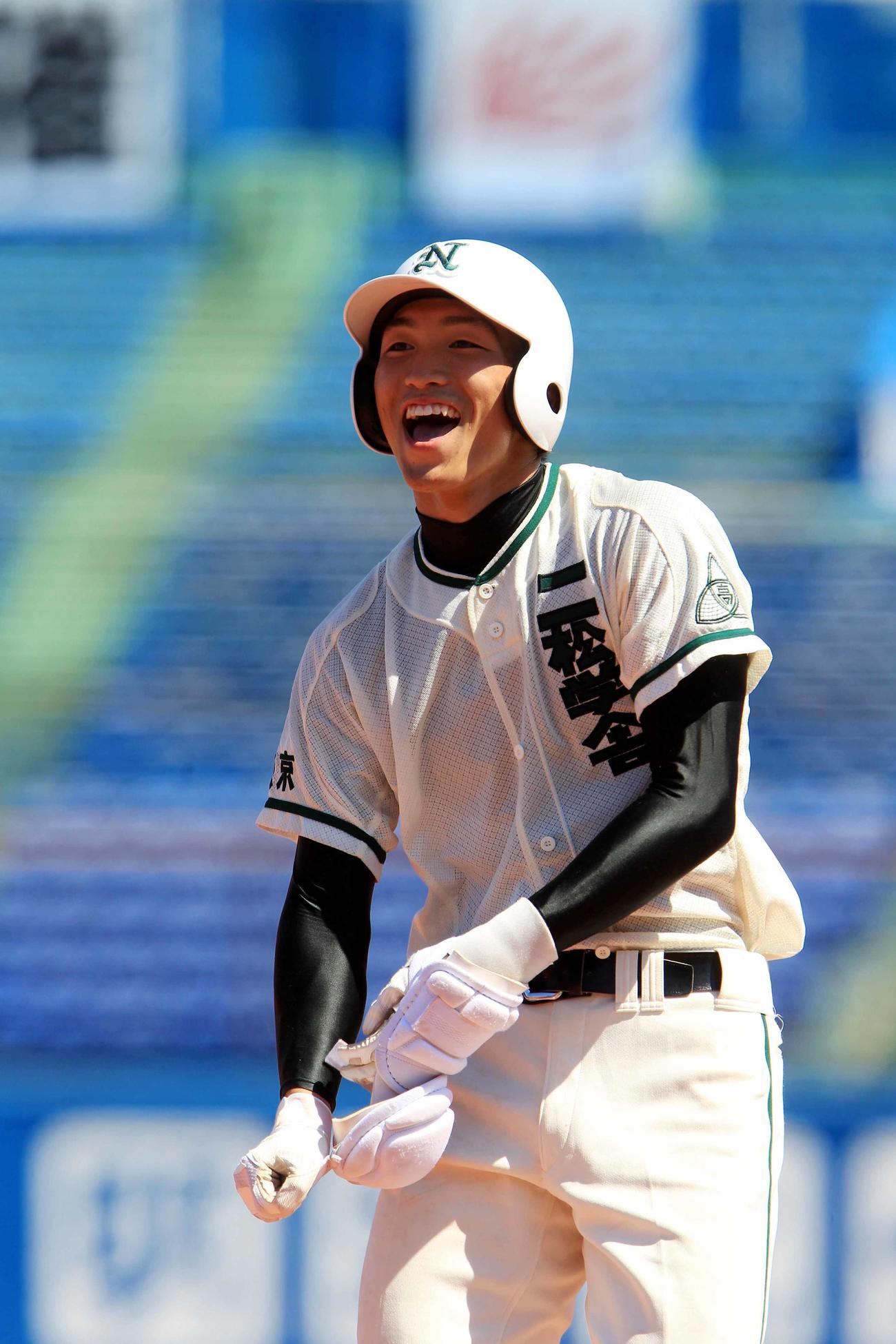 2012年7月、高校野球東東京都大会　二松学舎大付対日大豊山　2回表二松学舎大付1死二、三塁、左前適時打を放ち一塁上で喜ぶ鈴木誠也
