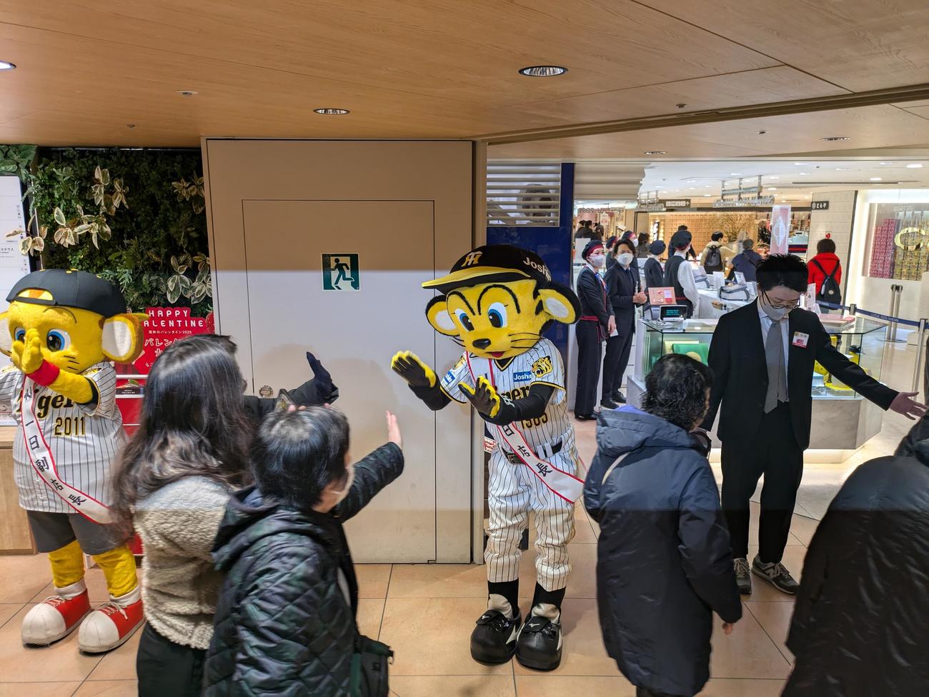 阪神百貨店梅田本店の初売りで、客を迎える一日店長のトラッキー（撮影・柏原誠）＝2025年1月3日