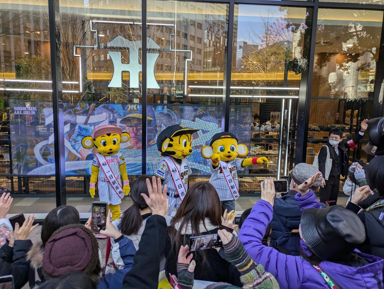 阪神百貨店梅田本店の初売りで、一日店長を務めたトラッキーらは写真撮影に応じる（撮影・柏原誠）＝2025年1月3日
