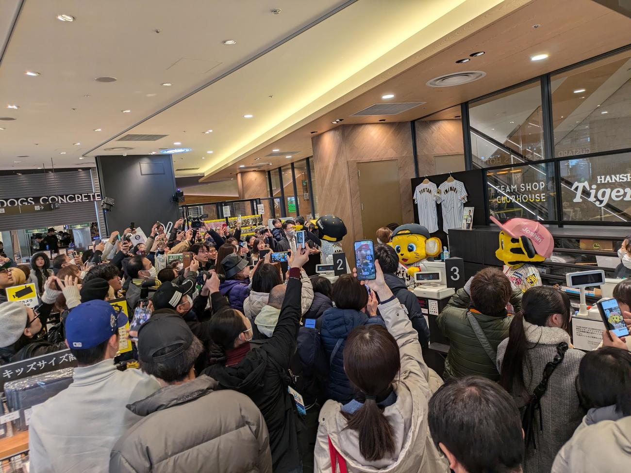 阪神百貨店梅田本店の初売りで、一日店長を務めたトラッキー（奥）ら阪神マスコット（撮影・柏原誠）＝2025年1月3日
