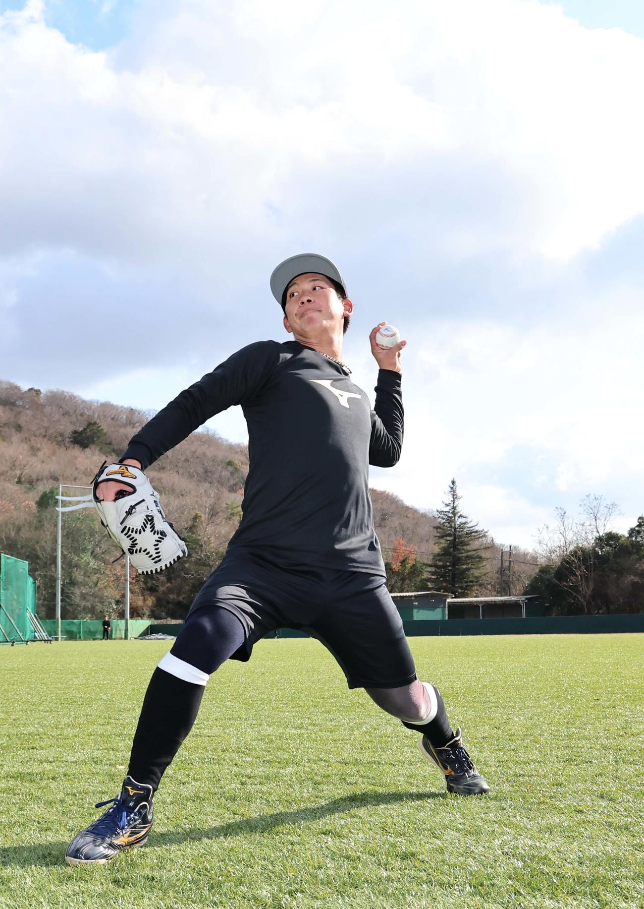 笑顔を見せながらキャッチボールをする阪神伊原（撮影・上田博志）
