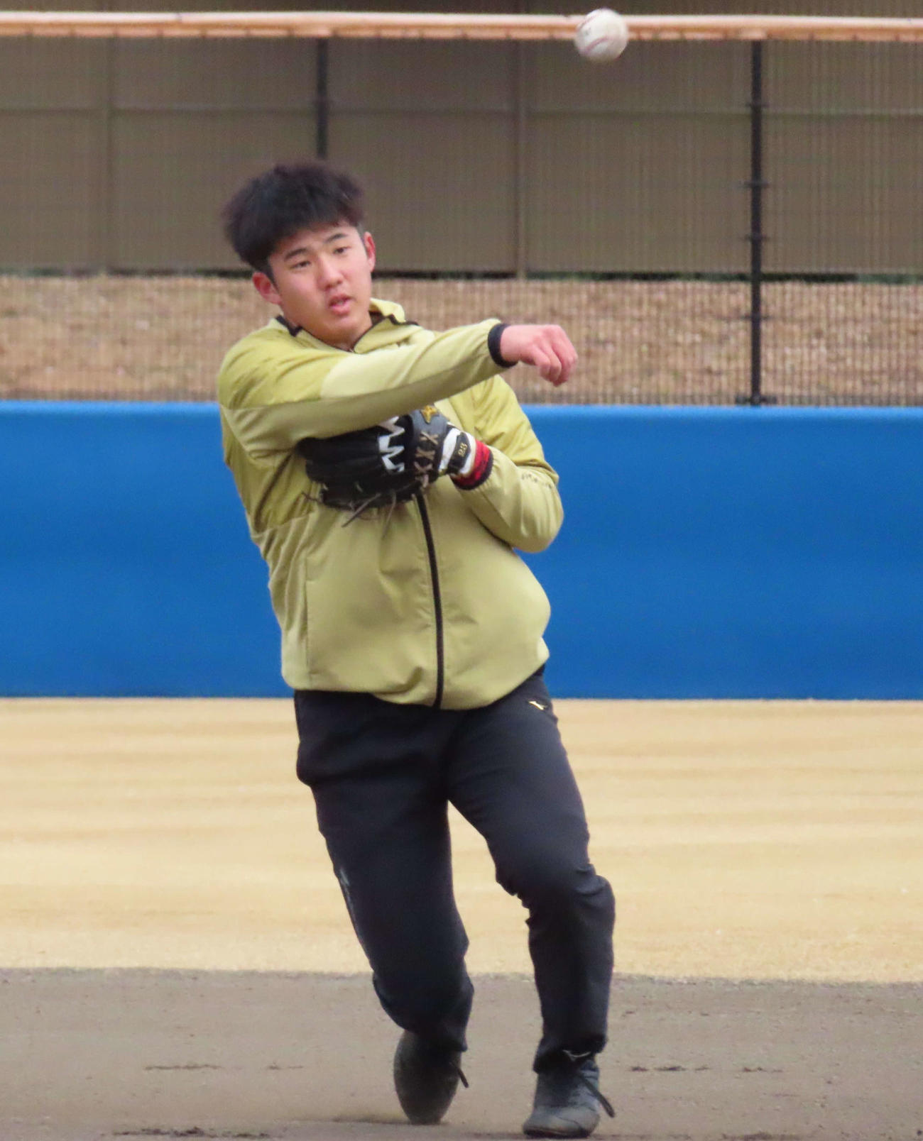 自主トレを公開し、ノックを受ける巨人ドラフト1位の石塚（撮影・水谷京裕）
