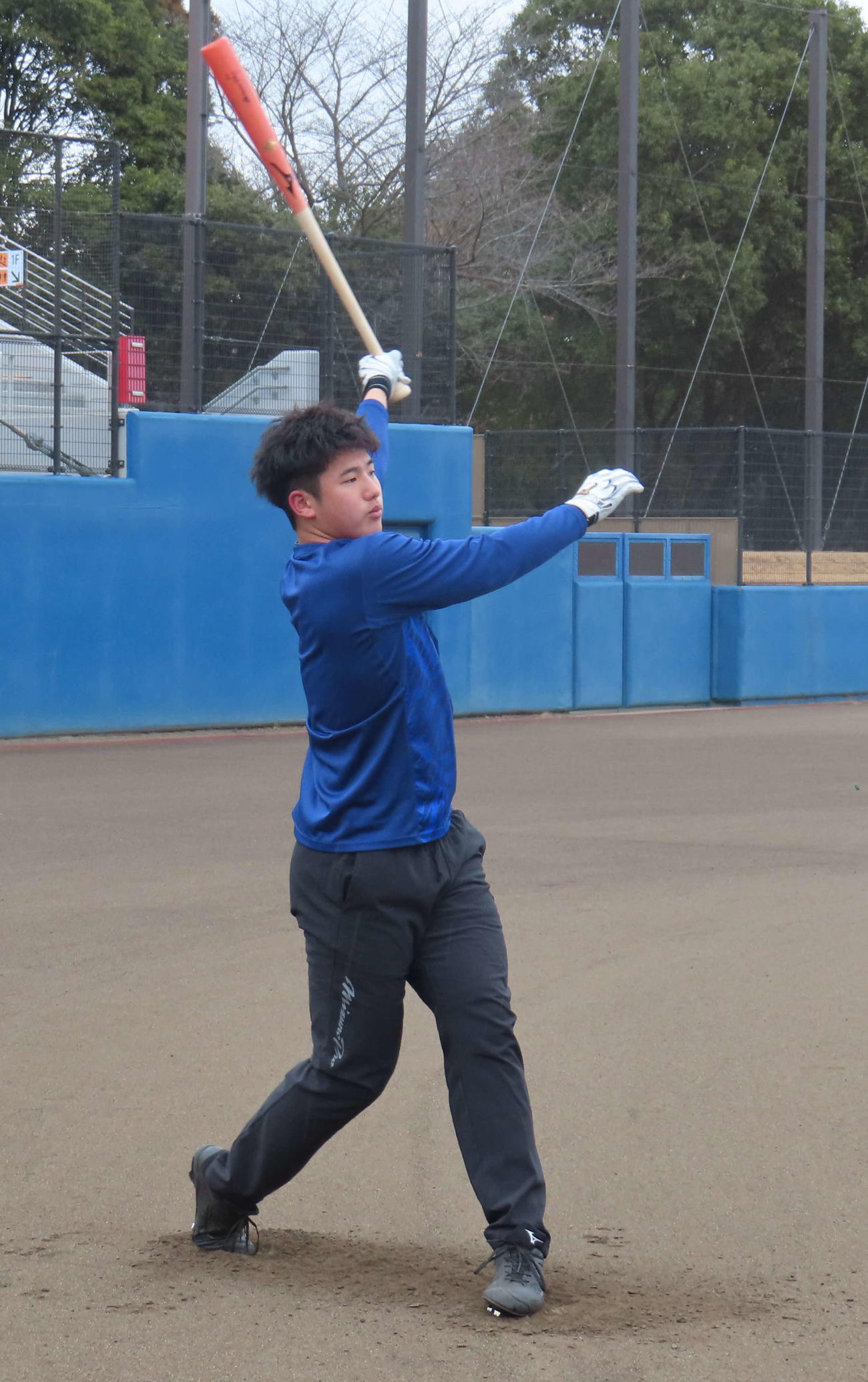 自主トレを公開し、ロングティーをする巨人ドラフト1位の石塚（撮影・水谷京裕）