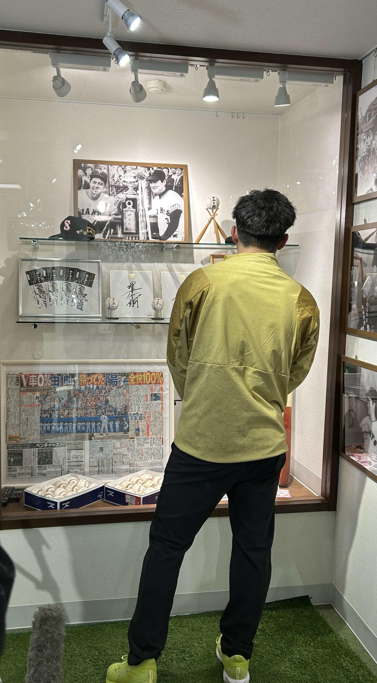 練習後に「長嶋茂雄記念展示室」を訪れた巨人ドラフト1位の石塚（撮影・水谷京裕）