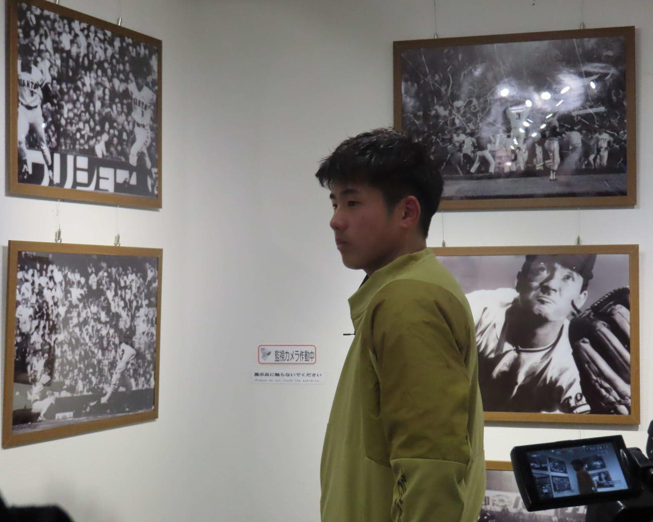 練習後に「長嶋茂雄記念展示室」を訪れた巨人ドラフト1位の石塚（撮影・水谷京裕）