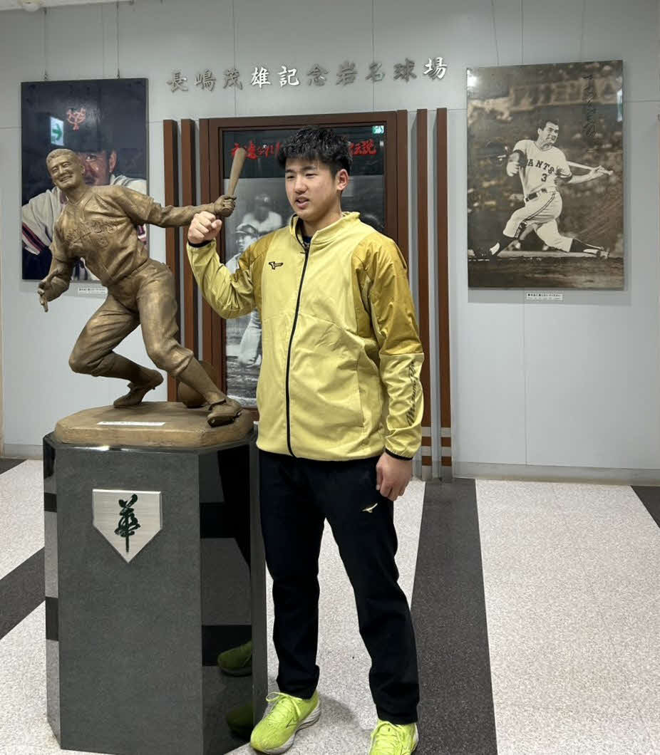 練習後に長嶋茂雄記念像の前でガッツポーズをするドラフト1位の石塚（撮影・水谷京裕）