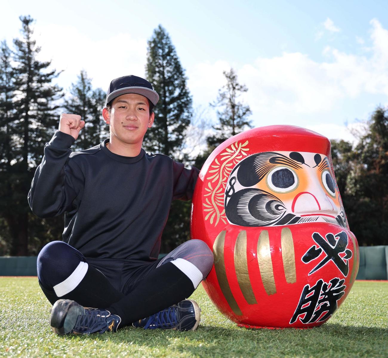 勝ちダルマの横でガッツポーズをする阪神伊原（撮影・上田博志）