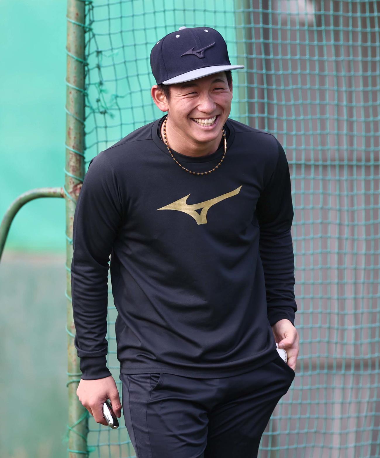 自主トレを公開した阪神伊原は笑顔を見せる（撮影・上田博志）