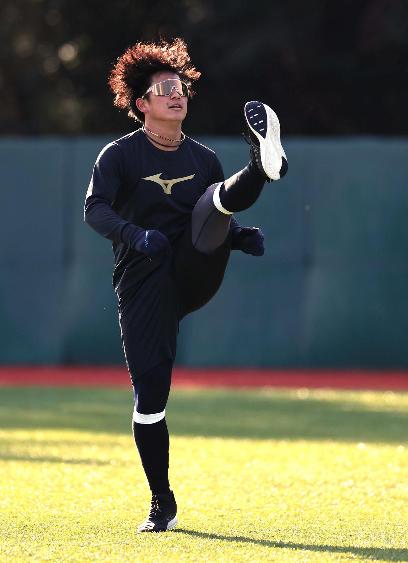 髪を輝かせながらウオーミングアップする阪神伊原（撮影・上田博志）