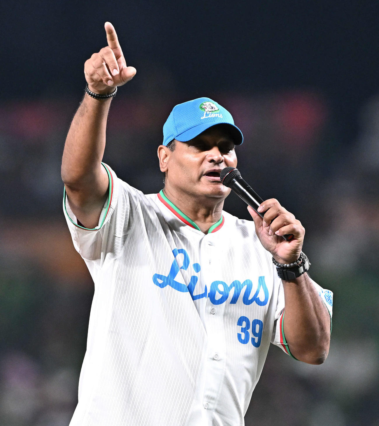 23年9月27日　西武対楽天　セレモニアルピッチに臨むデストラーデ氏